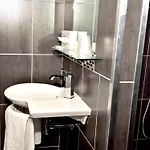 Otel Logis & Restaurant - Les Hauts De Montreuil 3*