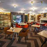 Logis & Restaurant - Les Hauts De Montreuil