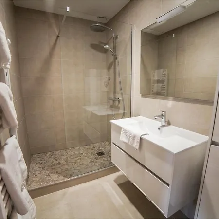 Hotel Logis & Restaurant - Les Hauts De Montreuil 3*