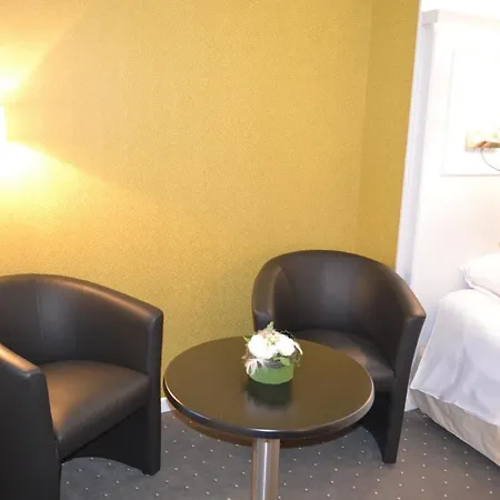 Logis & Restaurant - Les Hauts De Montreuil Hotel 3*