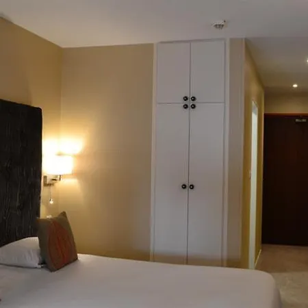 Logis & Restaurant - Les Hauts De Montreuil 酒店 3*