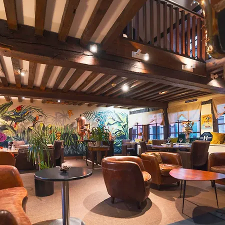 Hotel Logis Les Hauts De Montreuil / Le Patio