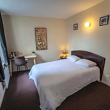 Logis & Restaurant - Les Hauts De Montreuil Hotel 3*