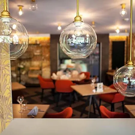 Logis & Restaurant - Les Hauts De Montreuil فندق 3*