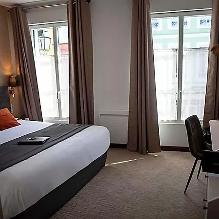 Logis & Restaurant - Les Hauts De Montreuil فندق