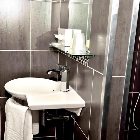 호텔 Logis & Restaurant - Les Hauts De Montreuil 3*